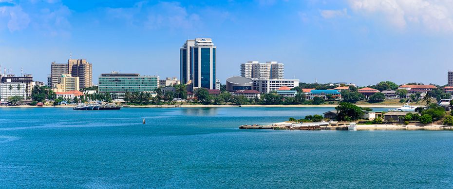 Vy över Dar es Salaam, Tanzanias största stad med höga byggnader och livlig stadsmiljö.