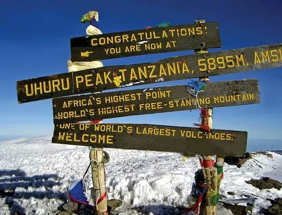 Maranguleden (4/5) | Kibo Huts (4,720 m) - Uhuru Peak (5,895 m) - Horombo Huts (3,720 m)