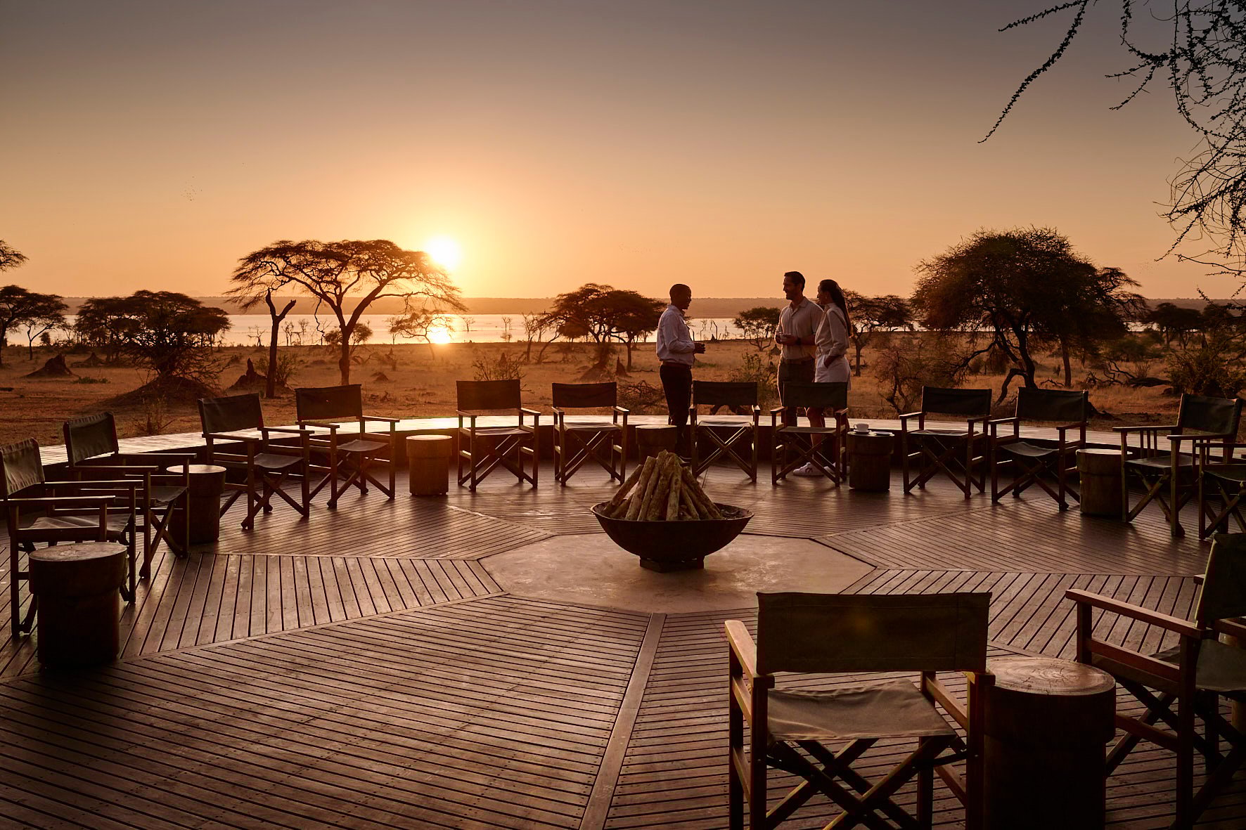Solnedgång över savannen från safari-lodge i Tarangire Nationalpark, Tanzania.