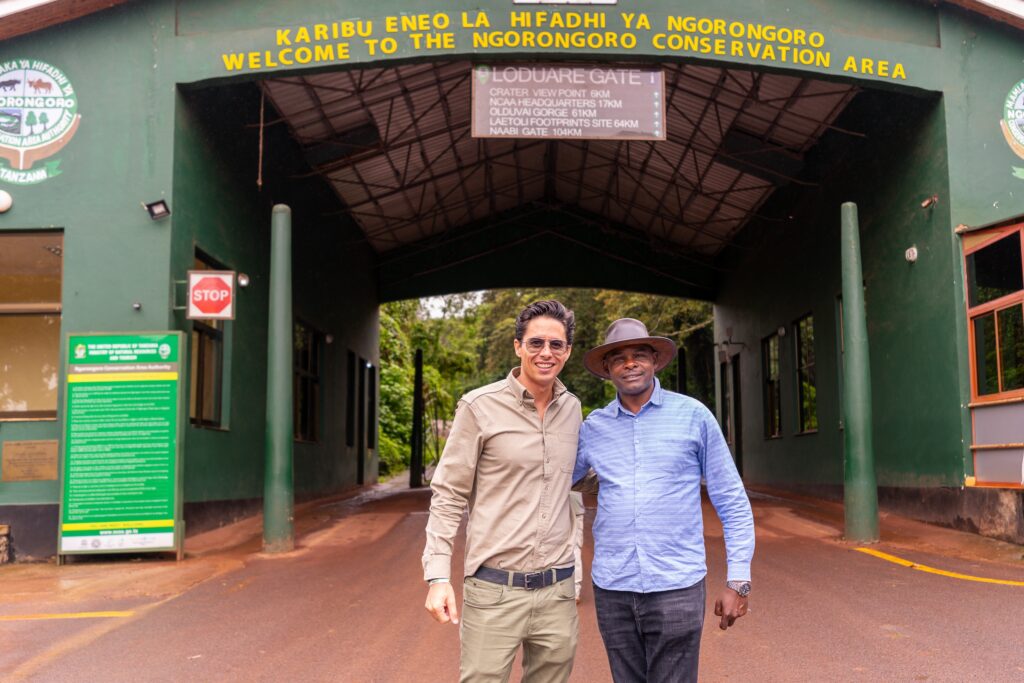 En bild på Tanzania Specialist grundare: Robbin Meulemans och den tanzanianske guiden och entreprenören Epimark Bernard