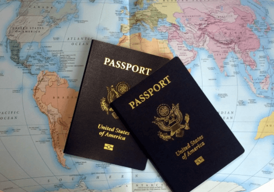 Två pass som ligger ovanpå en världskarta